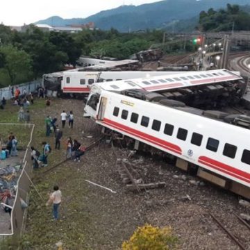 Количество погибших в результате аварии поезда на Тайване возросло до 22