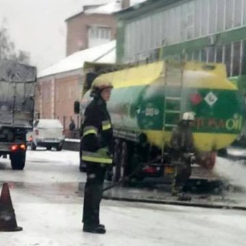 В Киевской области при столкновении фуры с бензовозом произошла утечка горючего