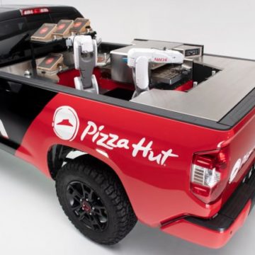 #Видео | Pizza Hut и Toyota представили робота, который будет готовить пиццу прямо во время доставки