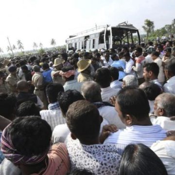 В Индии автобус со школьниками упал в пропасть, есть погибшие