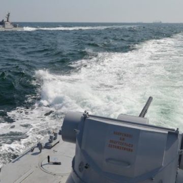 Захваченные корабли ВМС Украины отправлены в Керчь
