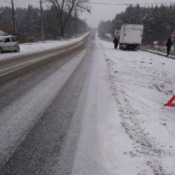 В Харьковской области из-за непогоды столкнулись грузовик и легковое авто, есть пострадавшие