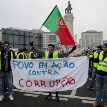 В Португалии произошли столкновения между “желтыми жилетами” и полицией