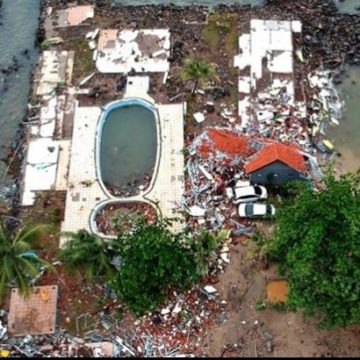 Количество жертв цунами в Индонезии превысило 220
