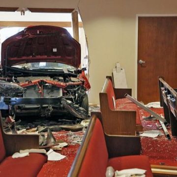 В США автомобиль въехал в церковь, есть пострадавшие