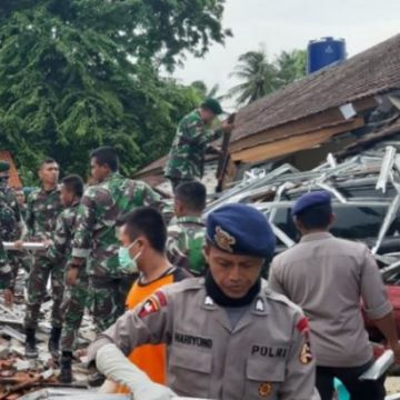 Число жертв цунами в Индонезии увеличилось