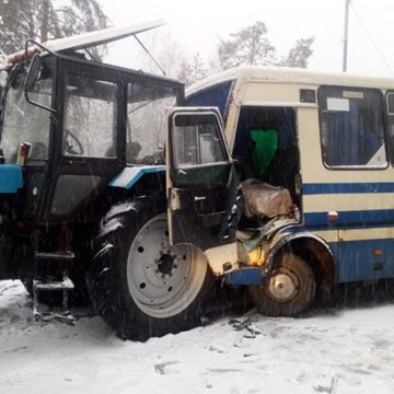 В Киевской области автобус столкнулся с трактором, есть пострадавшие