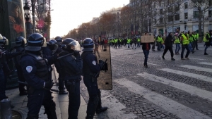 У Макрона рассказали, кто стоит за протестом “желтых жилетов” в Париже