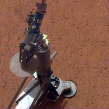 Зонд InSight готовится к бурению 5-метровой дыры на Марсе