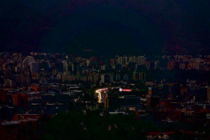 Мадуро устроил гуманитарную катастрофу: Венесуэла почти сутки сидит без электричества, уже 79 смертей