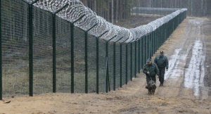 Стена на границе с агрессором: Латвия обносит “миролюбивую” Россию высоким забором с колючей проволокой