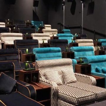 В кинотеатре в Швейцарии установили двуспальные кровати