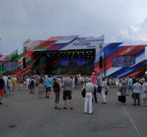 “День России” в Минске с треском провалился: еле “насобирали” 200 зрителей, в Кремле не могут прийти в себя – фото
