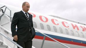 Вокруг самолета Путина внезапно подняли в воздух боевые вертолеты Ми-24: соцсети озадачены, видео из аэропорта вызвало споры
