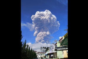 Конец света приближается: в Индонезии проснулся древний вулкан Синабунг, готовый уничтожить все живое на планете