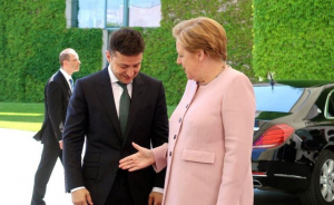 Прокол Зеленского на встрече с Меркель взорвал соцсети: видео казуса с рукопожатием насмешило Сеть