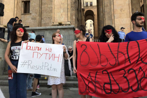 В Грузии десятки тысяч граждан снова стекаются к парламенту дать бой реваншу России – сильные кадры