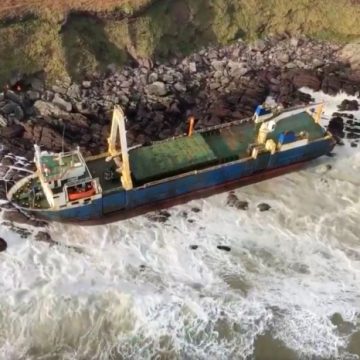 ​”Корабль-призрак” вынесло на сушу в Ирландии, на борту не было ни одной живой души: видео