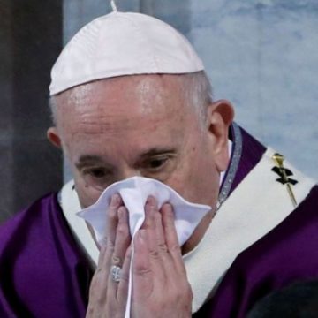 СМИ сообщили, что Ватикан “подтвердил”: папа Римский болен коронавирусом – детали