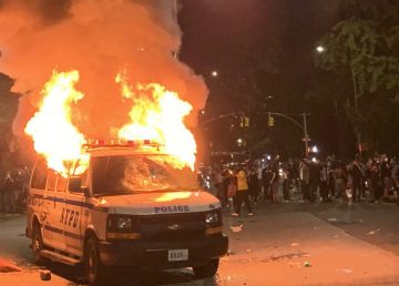 ​Погромы в США достигли Нью-Йорка: кадры, как возмущенная толпа громит машины и бьется с полицией