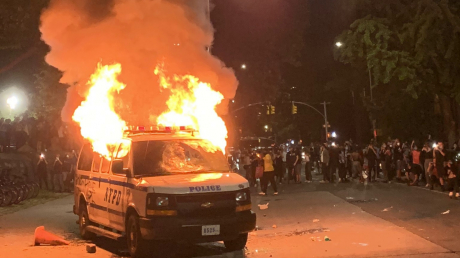 ​Погромы в США достигли Нью-Йорка: кадры, как возмущенная толпа громит машины и бьется с полицией