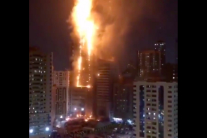 В Арабских Эмиратах пожар охватил 40 этажей небоскреба: очевидцы показали кадры пылающей высотки